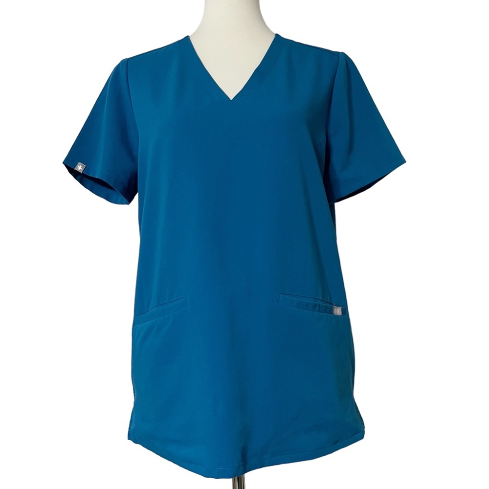 CasmaThree-Pocket Scrub Top‎